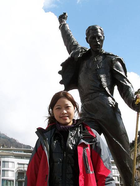 在瑞士蒙特勒萊芒湖畔,跟Freddie Mercury的合照 在瑞士蒙特勒萊芒湖畔,跟Freddie Mercury的合照