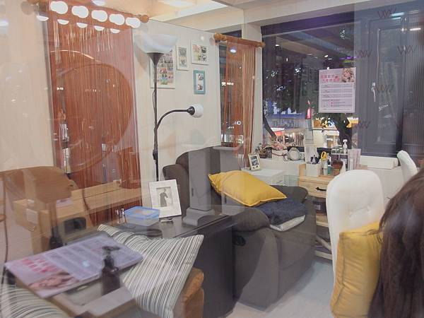 美甲是右側是做指甲的地方 當天有客人所以就沒拍了