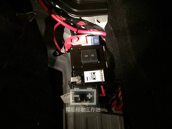 原廠輔助電池.jpg 原廠輔助電池.jpg