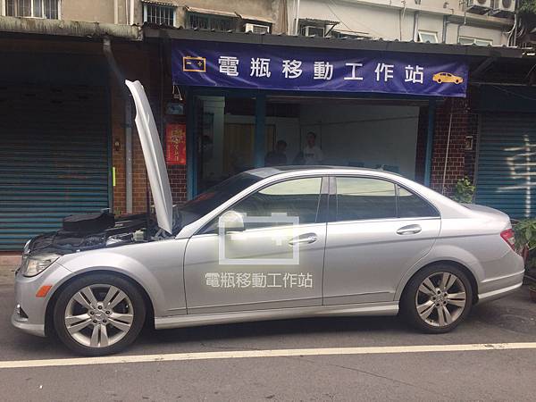 w204電瓶更換.jpg w204電瓶更換.jpg
