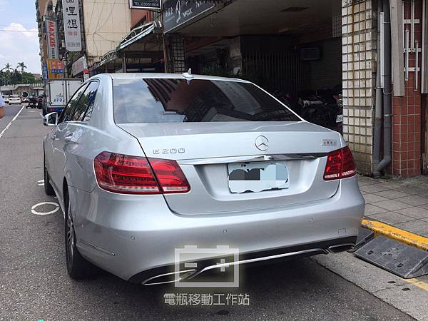 E200_W212輔助電瓶故障.jpg