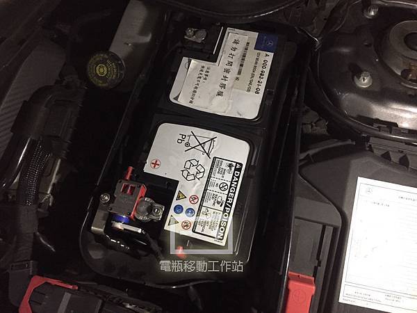 BENZ原廠AGM電池.jpg BENZ原廠AGM電池.jpg