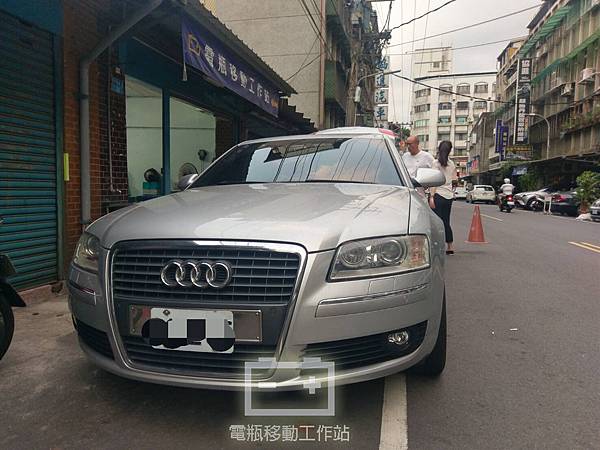 AUDI電瓶更換A8.jpg