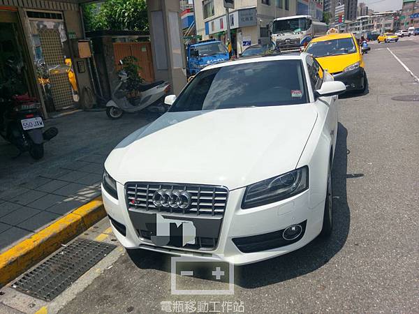 AUDI_A5電瓶沒電更換.jpg