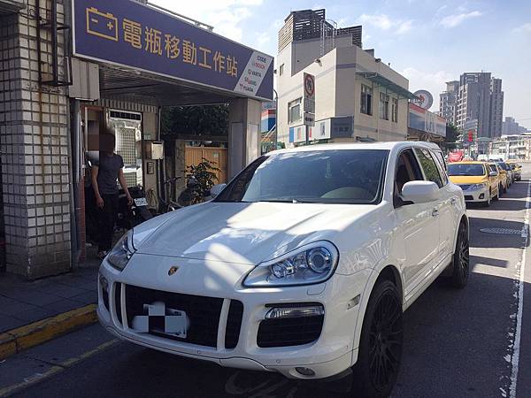 保時捷凱燕電瓶沒電.jpg 保時捷凱燕電瓶沒電.jpg