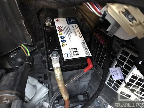賓士原廠輔助電瓶.jpg 賓士原廠輔助電瓶.jpg