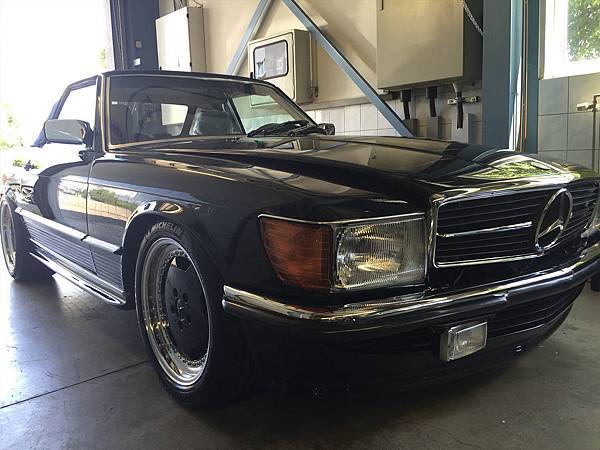 SL560賓士古董老車換電瓶.jpg SL560賓士古董老車換電瓶.jpg