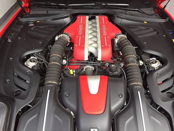 法拉利FF引擎室.jpg 法拉利FF引擎室.jpg