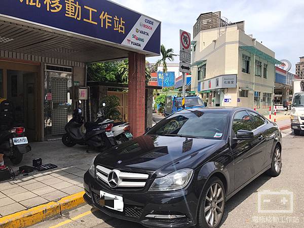 BENZ賓士coupe電瓶沒電.jpg BENZ賓士coupe電瓶沒電.jpg