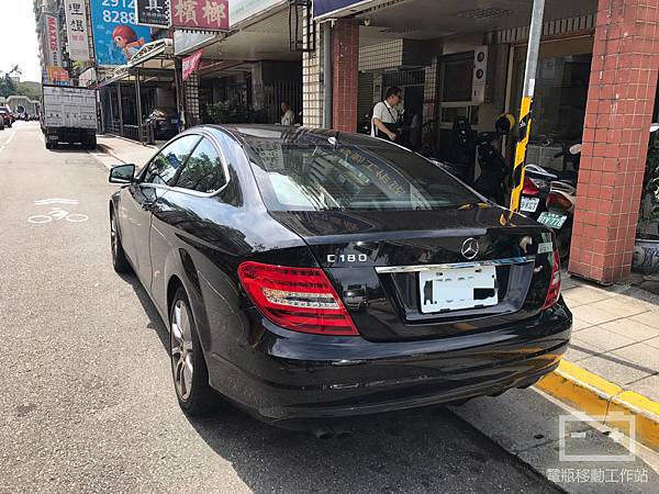 c180雙門coupe電瓶更換.jpg c180雙門coupe電瓶更換.jpg