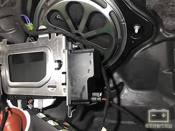 W205輔助電瓶.jpg W205輔助電瓶.jpg