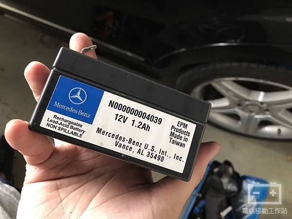 賓士原廠1.2Ah輔助電瓶.jpg 賓士原廠1.2Ah輔助電瓶.jpg