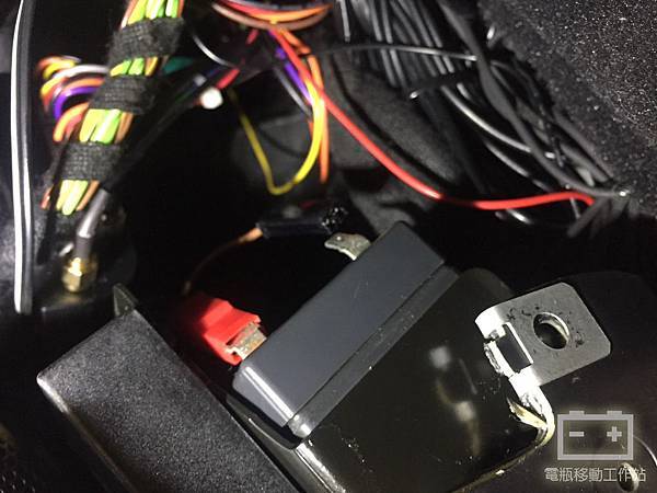 賓士原廠輔助電瓶.jpg 賓士原廠輔助電瓶.jpg