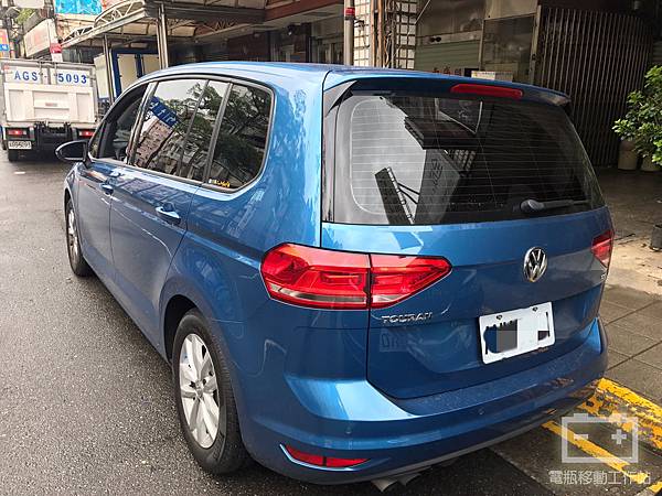 福斯TOURAN啟停電瓶更換.jpg 福斯TOURAN啟停電瓶更換.jpg