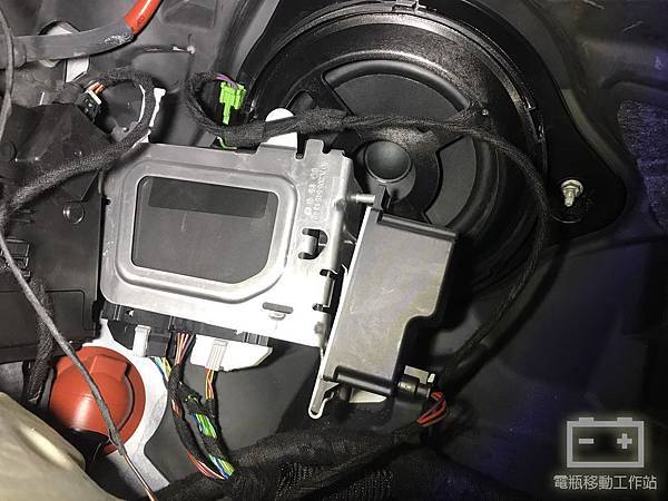W205輔助電瓶更換.jpg W205輔助電瓶更換.jpg