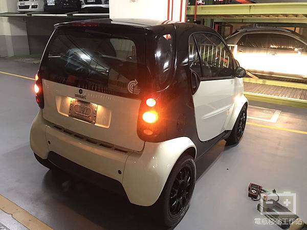 Fourtwo電瓶更換.jpg Fourtwo電瓶更換.jpg