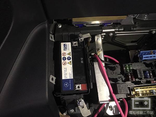 賓士R230輔助電瓶有故障.jpg