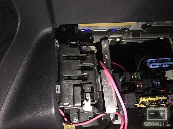 賓士輔助電瓶更換.jpg 賓士輔助電瓶更換.jpg