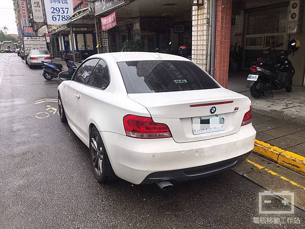 118D寶馬COUPE電瓶更換.jpg 118D寶馬COUPE電瓶更換.jpg