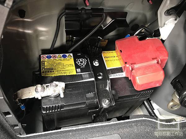 凌志油電混合輔助電瓶.jpg 凌志油電混合輔助電瓶.jpg