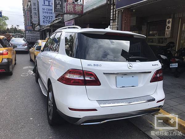 ML350輔助電瓶更換.jpg ML350輔助電瓶更換.jpg