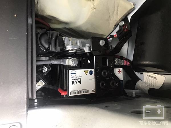 賓士原廠輔助電瓶.jpg 賓士原廠輔助電瓶.jpg