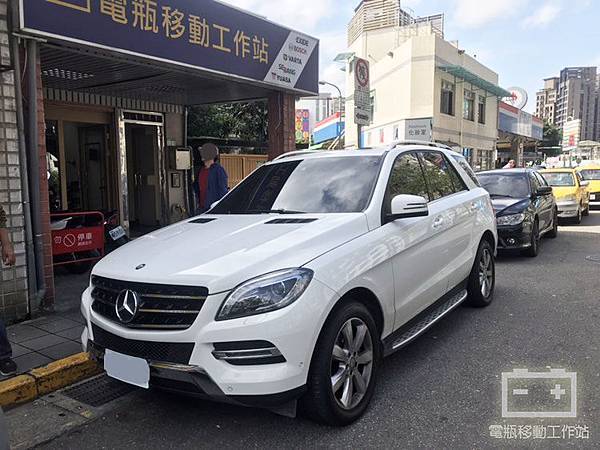 賓士ML350輔助電瓶有故障.jpg 賓士ML350輔助電瓶有故障.jpg