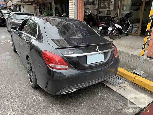 W205輔助電瓶更換.jpg W205輔助電瓶更換.jpg