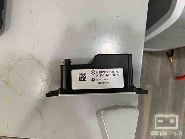 W205賓士原廠輔助電瓶.jpg W205賓士原廠輔助電瓶.jpg