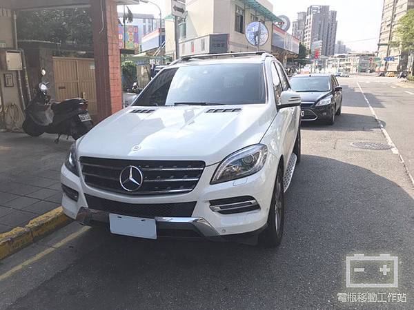 ML350輔助電瓶.jpg ML350輔助電瓶.jpg
