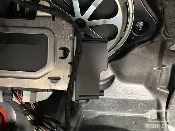 W205輔助電瓶變壓器.jpg W205輔助電瓶變壓器.jpg