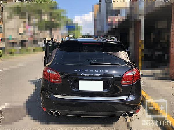 PORSCHE Cayenne 沒電發不動 換電瓶.jpg PORSCHE Cayenne 沒電發不動 換電瓶.jpg