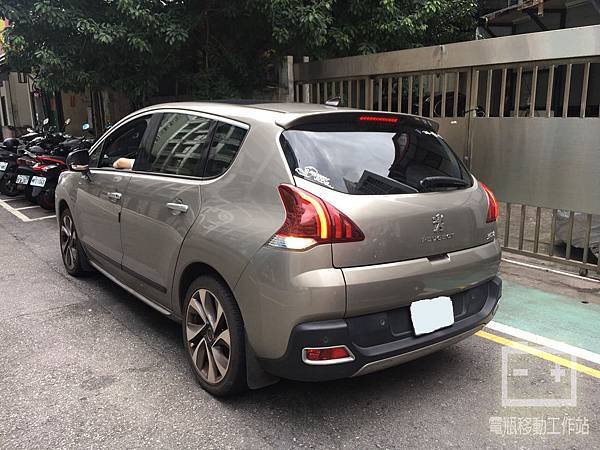 PEUGEOT 3008 沒電發不動 換電瓶 .jpg