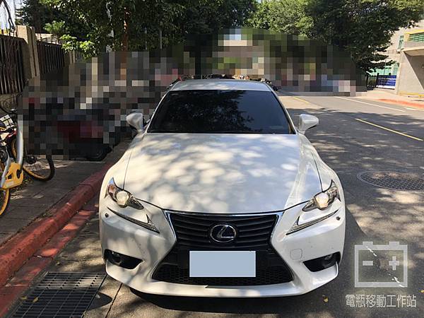 LEXUS IS300H 更換電瓶.jpg LEXUS IS300H 更換電瓶.jpg