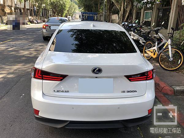 凌志 IS300H 電瓶更換.jpg 凌志 IS300H 電瓶更換.jpg