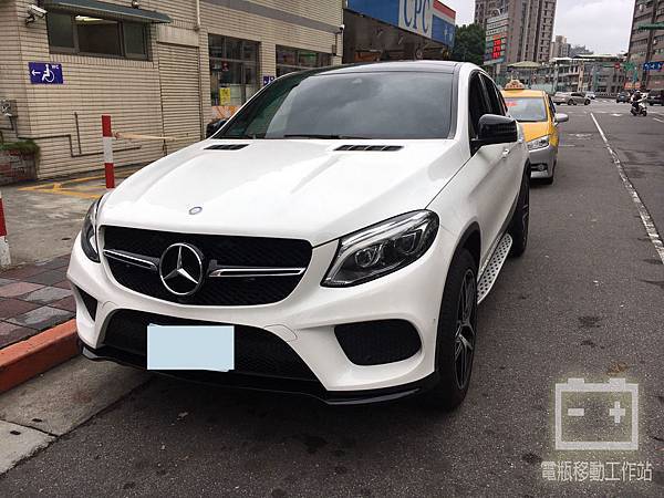 MERCEDES BENZ Gle 350d 更換電瓶.jpg