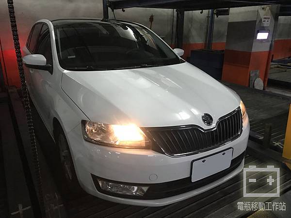 SKODA REPID 沒電更換電瓶.jpg