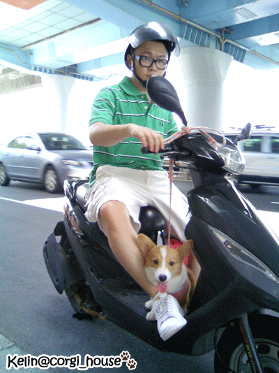 第一次坐機車跟爸拔回家