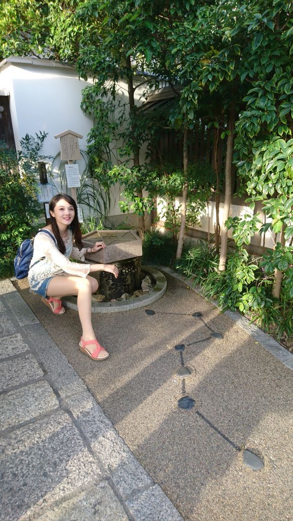 具有保佑功能的晴明井 自助旅行能自由運用時間,拍照打卡後也有喝井水