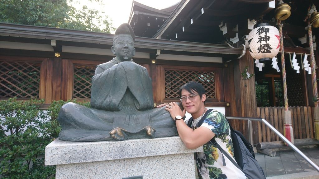 安倍晴明的銅像 摸腳尖可以驅邪求好運 小資自助旅行也別忘了摸銅像求好運