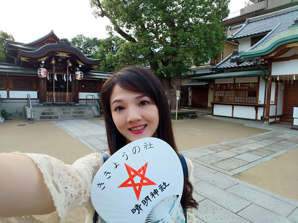 【京都 晴明神社】桔梗花季的相遇-夏季日本旅遊 與晴明神社的自拍合影 拍照打卡留念