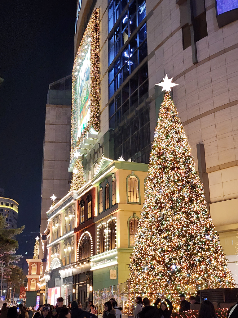 開箱!2023韓國首爾聖誕景點 - Lotte樂天百貨明洞總店 2023 樂天百貨前的超大聖誕樹 韓國自助旅行必訪