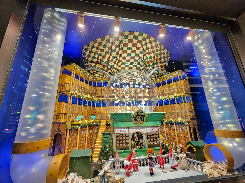 聖誕動態櫥窗 樂天百貨明洞店的聖誕動態櫥窗 充滿有趣的聖誕小精靈與動態信件抽風管