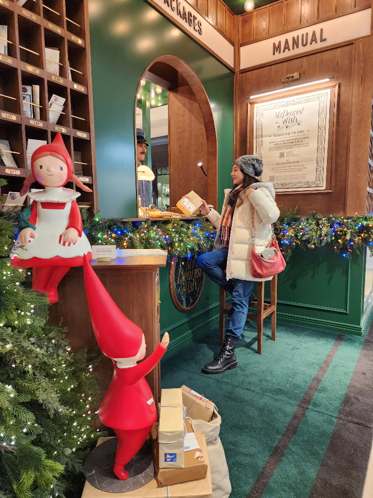 開箱!2023韓國首爾聖誕景點 - Lotte樂天百貨明洞總 首爾自助旅行看到的聖誕郵局專櫃