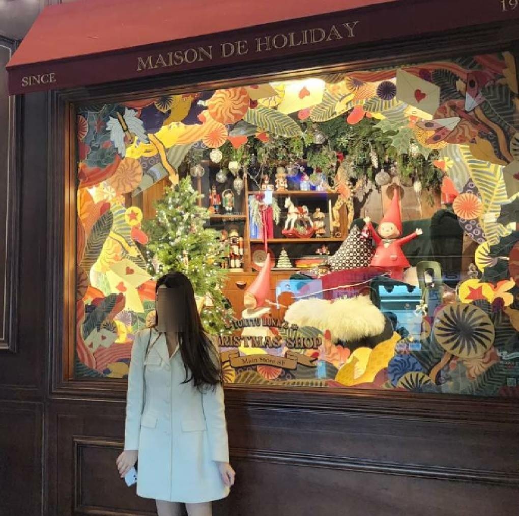 拍照時建議避開逆光拍法 明洞樂天百貨的聖誕櫥窗前拍照 錯誤逆光示範
