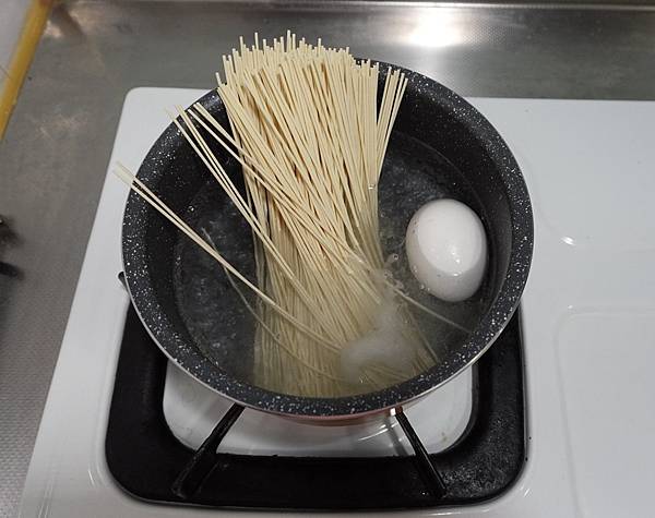 【三上食樂(健司) x 燃太郎辣拉麵(乾)】燃太郎乾拉麵 煮