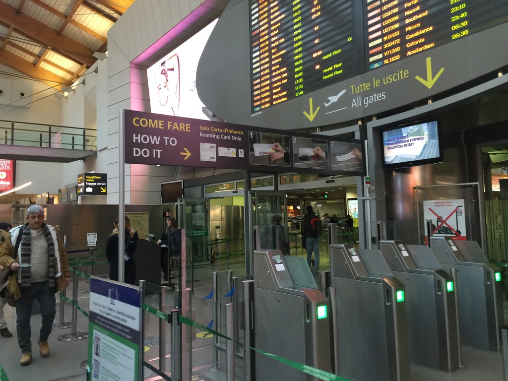 靴子国意外之旅_威尼斯马可波罗机场退税step