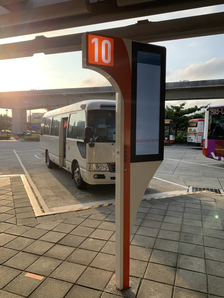 COZZI BLU和逸饭店桃园馆＿高铁接驳车.JPG