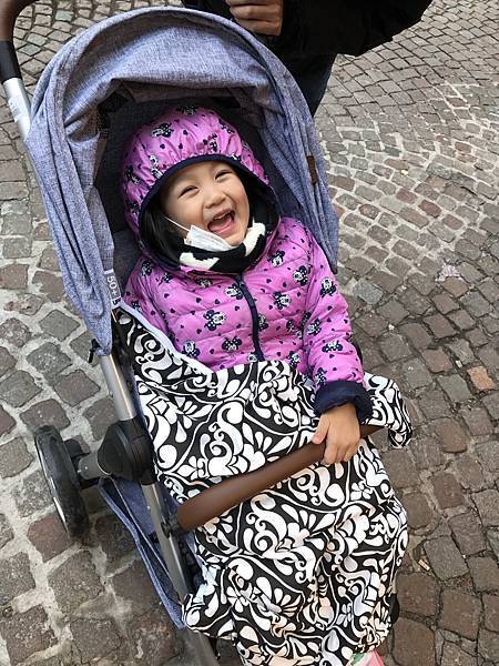 妍妍坐推車好開心 妍妍坐推車好開心