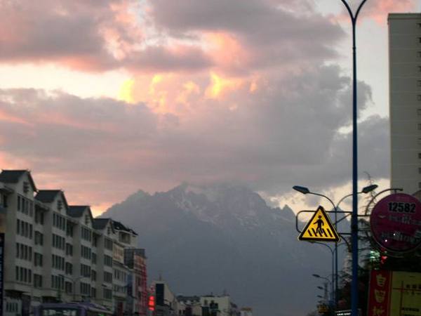 遠眺雪山